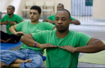 Lo Yoga per i detenuti è un’evasione