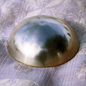 Massaggio al piede con Kaash bowl