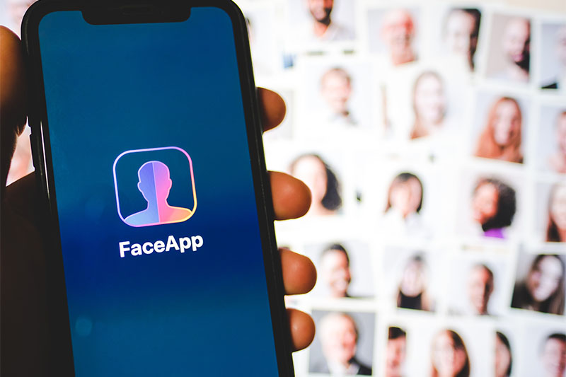 FaceApp®: ossimoro della medicina estetica?