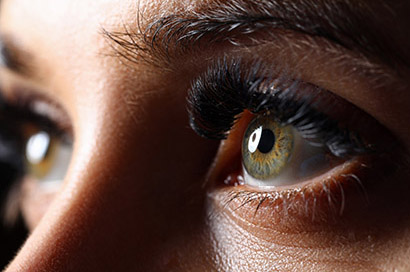 È normale vedere corpi mobili nel campo visivo?
