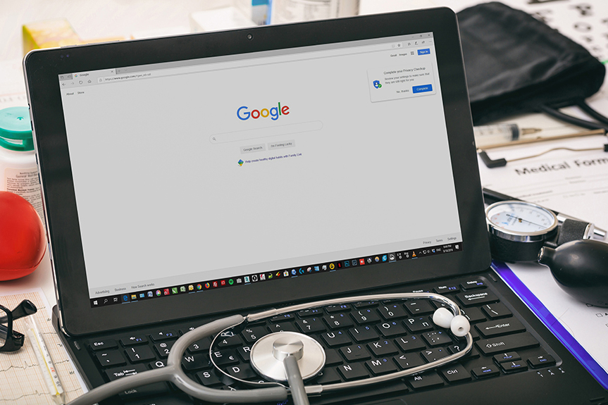 Un paese di ipocondriaci: l’87% degli italiani si fida più di Google che del dottore