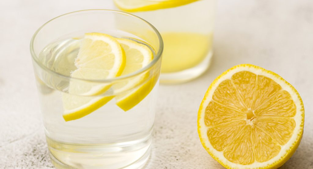 È davvero utile bere acqua e limone al mattino?