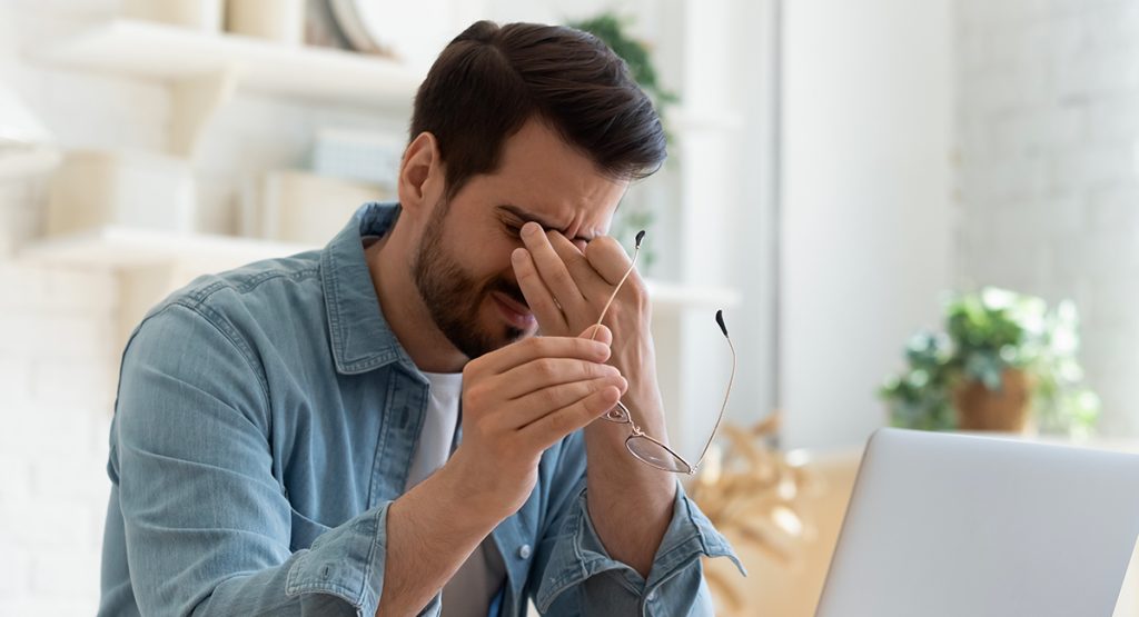 Hai spesso gli occhi stanchi? Scopri cos’è l’affaticamento visivo e da cosa dipende